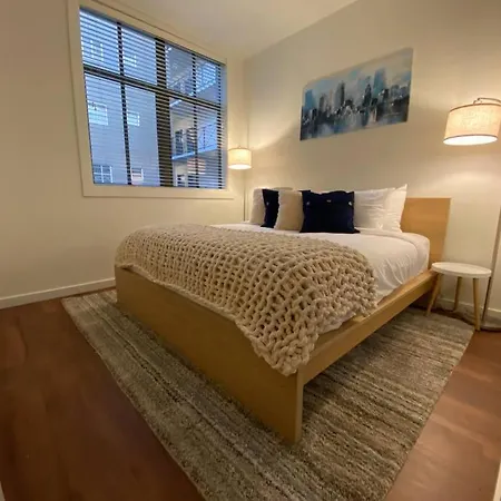 Spacious Waterfront Flat In Downtown Seattle